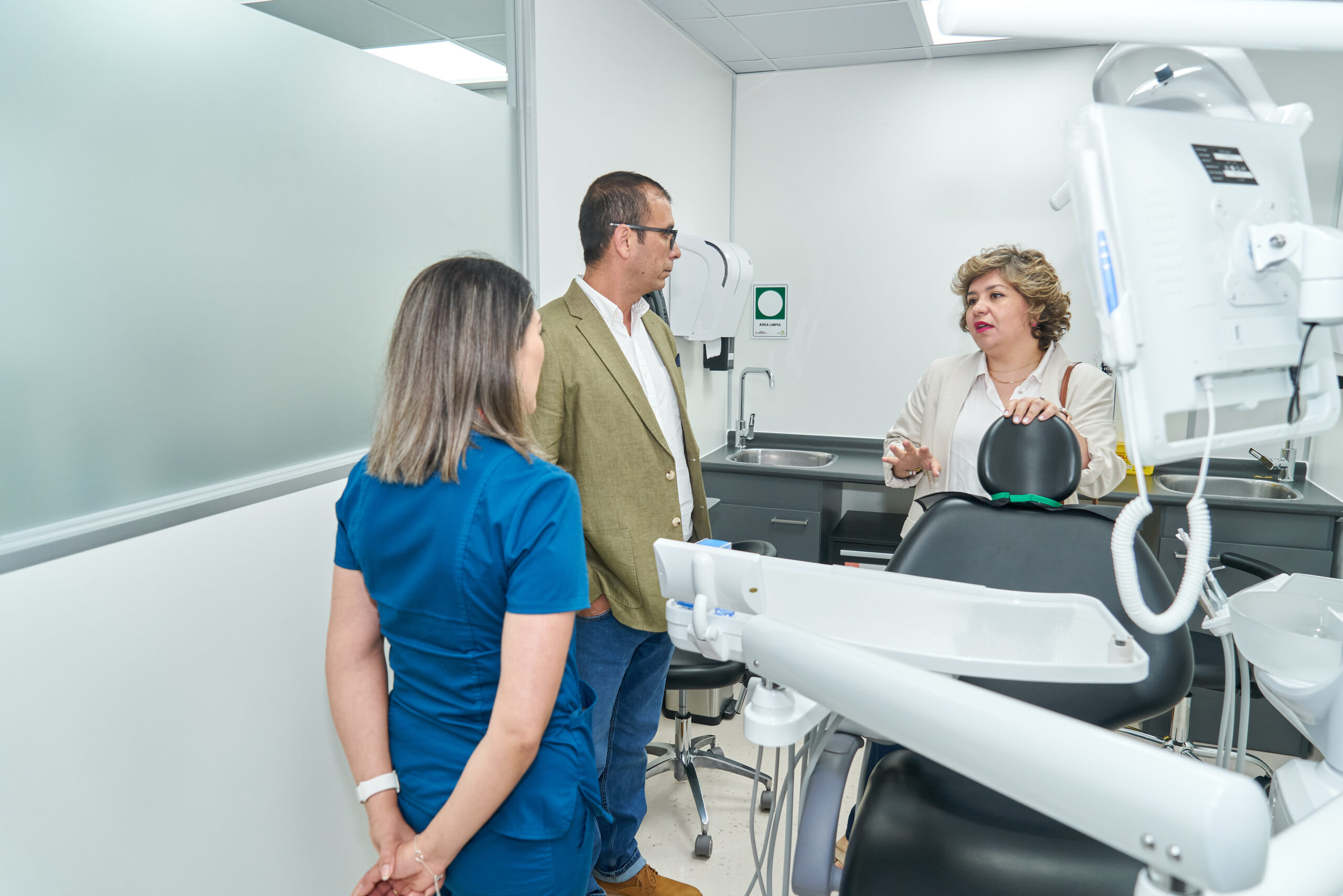 Autoridades regionales acompañan la apertura de la Unidad Dental CleverSalud en Rancagua