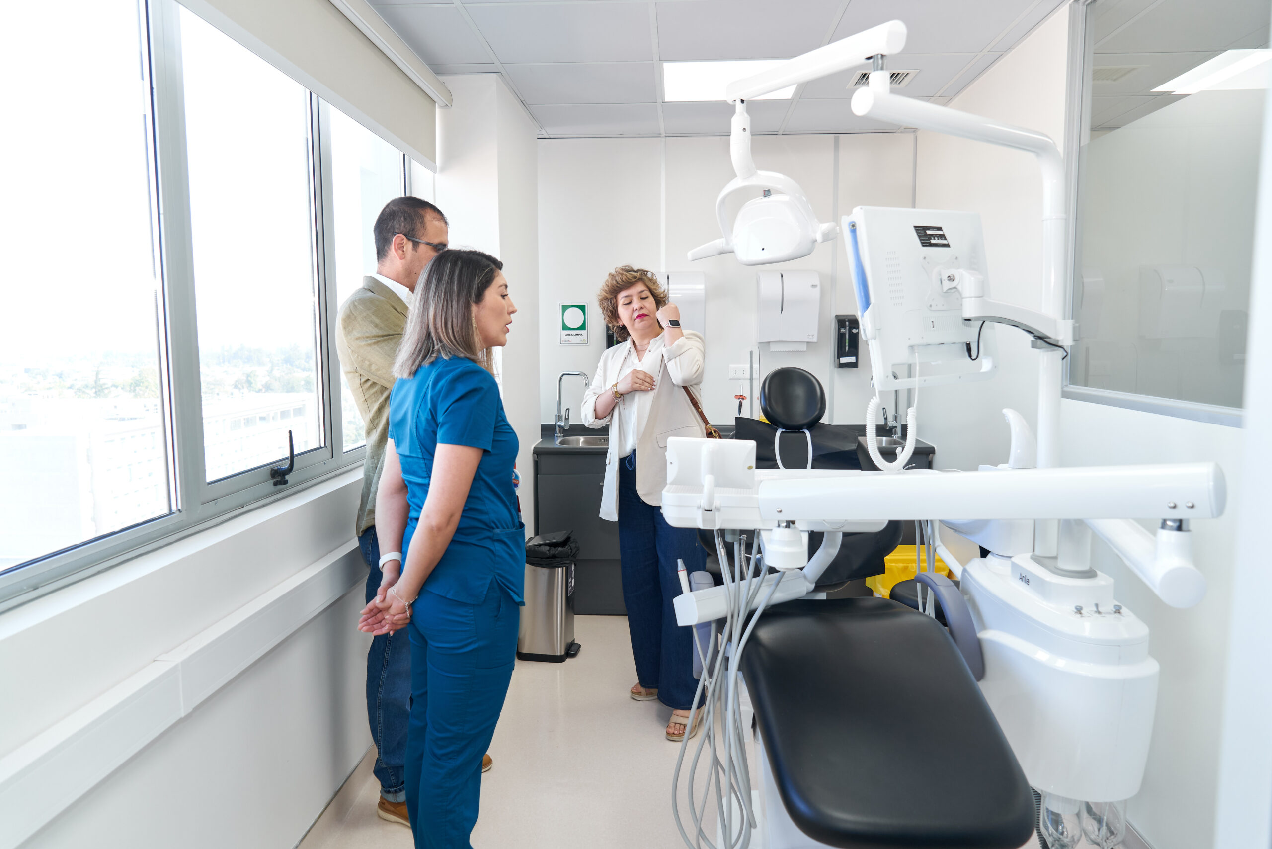 Autoridades regionales acompañan la apertura de la Unidad Dental CleverSalud en Rancagua